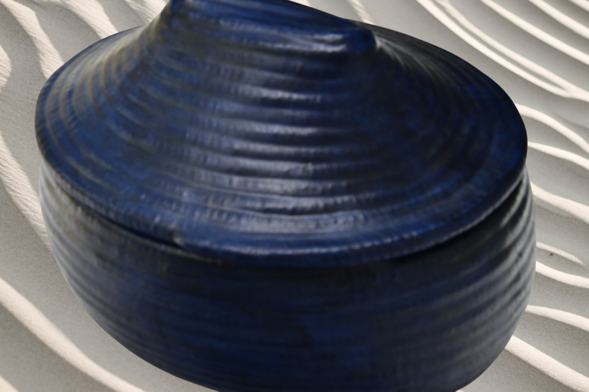 Corbeille Africaine tressée à la main recouverte de cuir