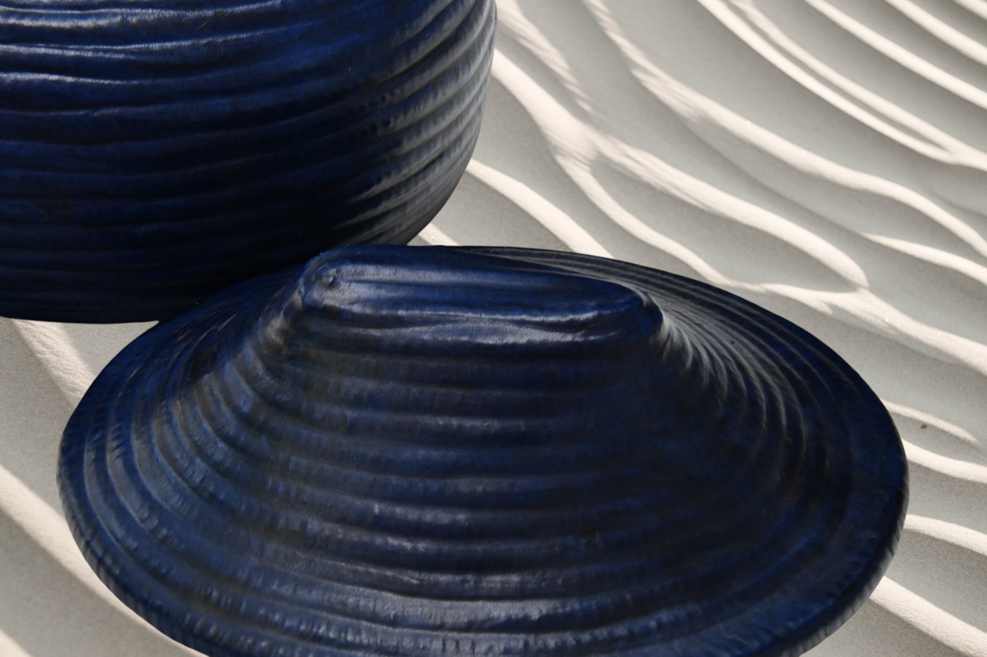 Corbeille Africaine tressée à la main recouverte de cuir – Image 3