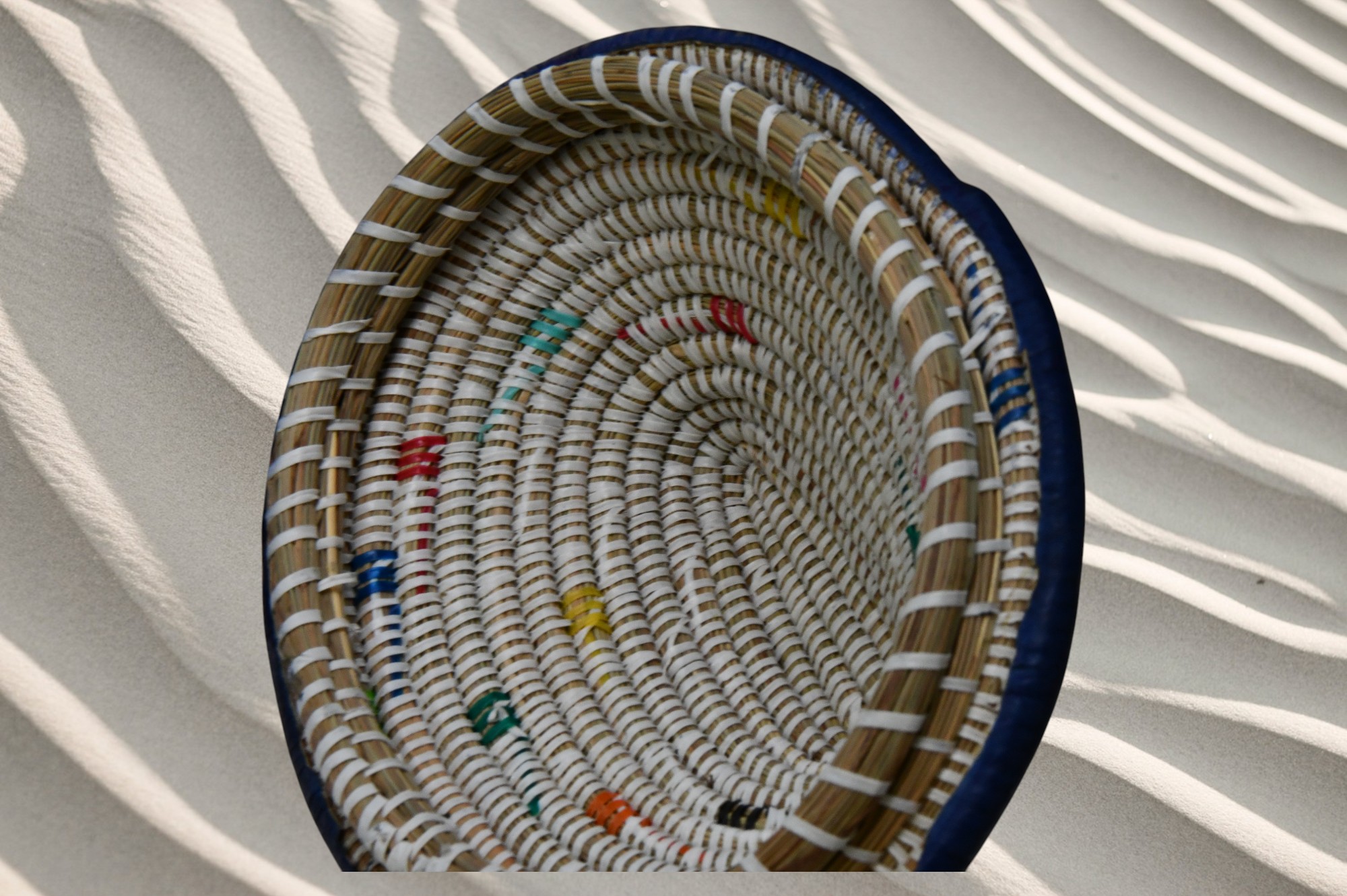 Corbeille Africaine tressée à la main recouverte de cuir – Image 4