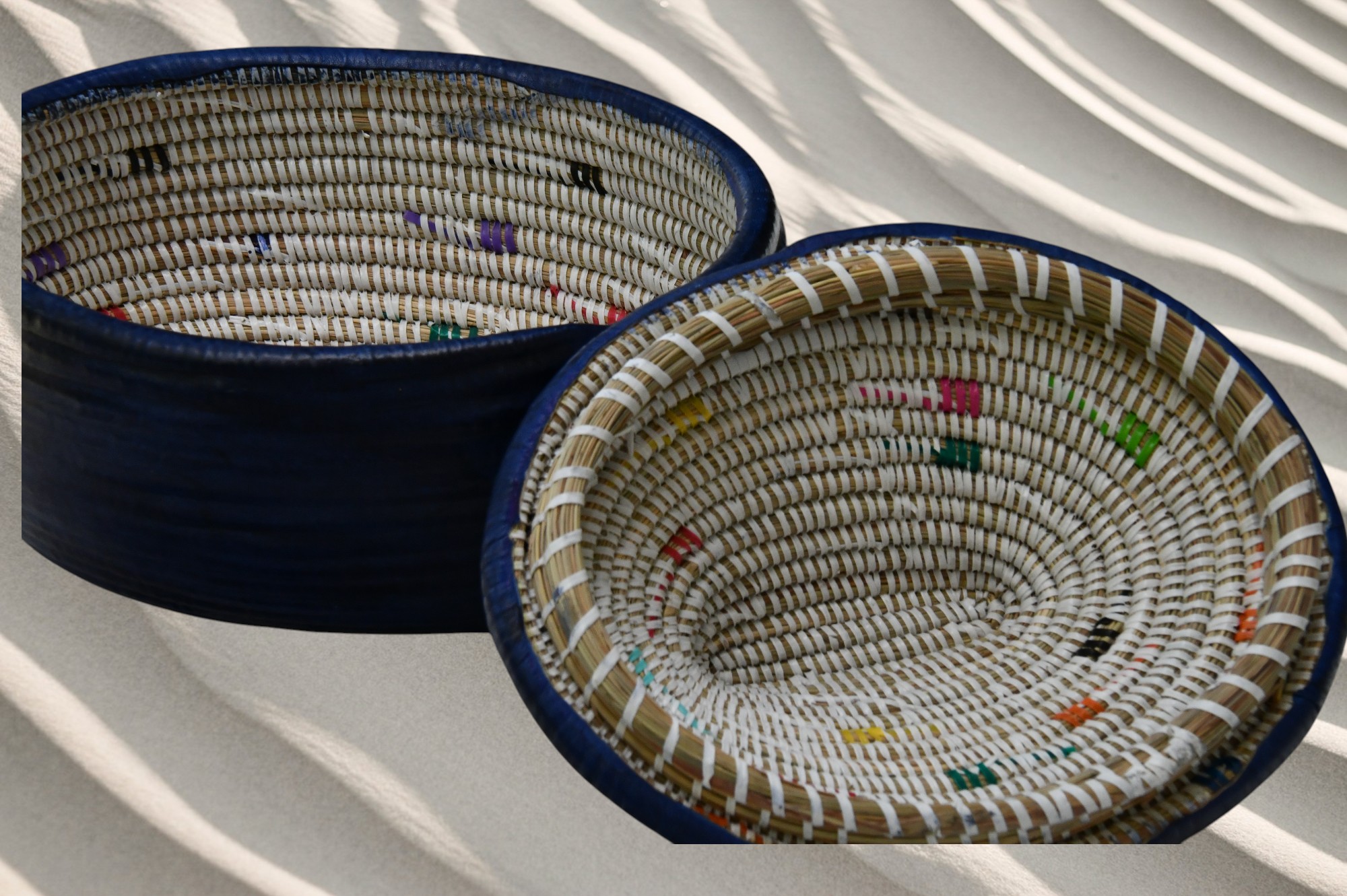 Corbeille Africaine tressée à la main recouverte de cuir – Image 5